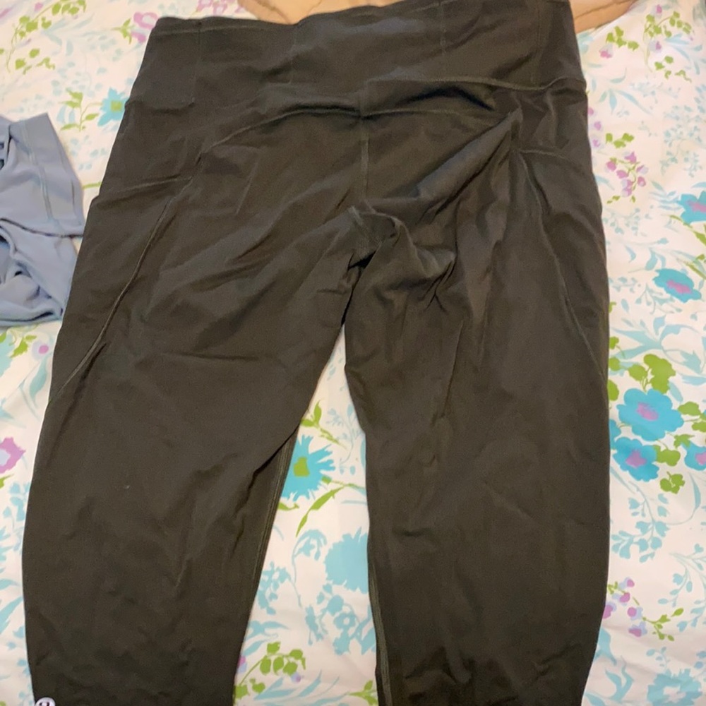 Lulu lemon short leggings with pockets size 12